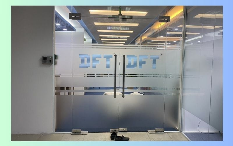 Decal mờ dán kính văn phòng họa tiết logo thương hiệu